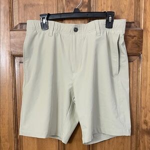 Under Armour men’s tan golf shorts size 34